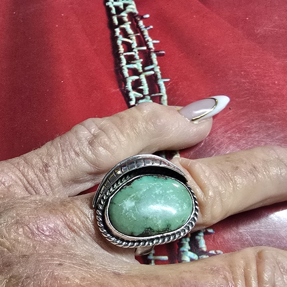 Elegant Silver and Green Stone Ring Size 7.75 - Picture 2 of 4